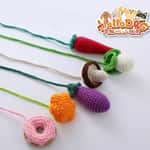 【 礦物貓砂 換購品】HelloDOG 玩具嚴選 貓貓木柄逗貓棒 素菜系列 1件 (隨機款)