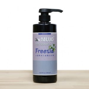 MUJO+ MUJO+ 木酢家 天然清潔抗菌驅蟲洗毛液 小蒼蘭美膚配方 500ml 500ml 貓犬用 正面圖