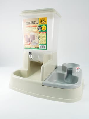 IRIS IRIS 飲水機 寵物自動餵食及飲水器  貓犬用 正面圖